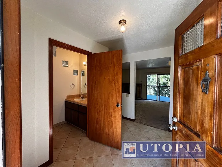 2726 Hampton Ln — Photo 4