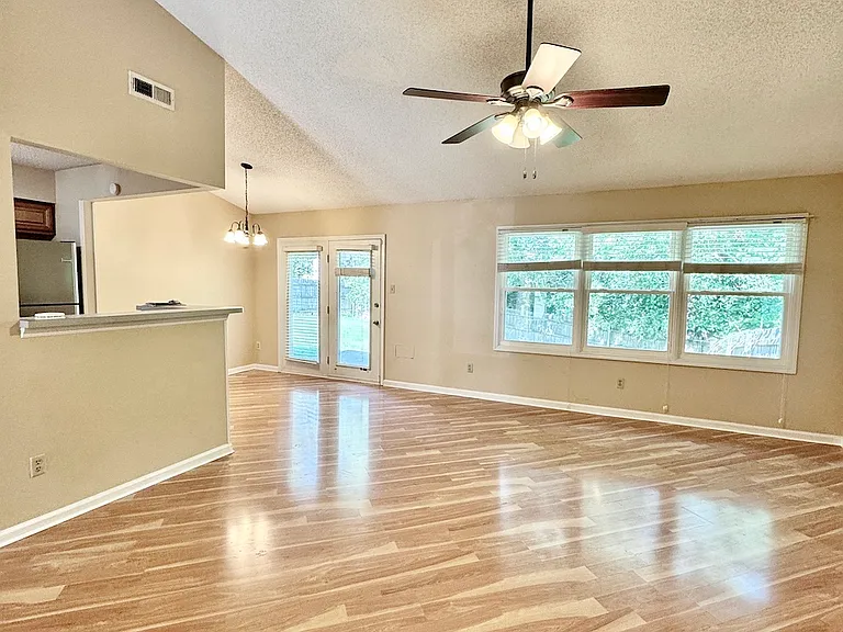 1424 Clear Brook Dr — Photo 4