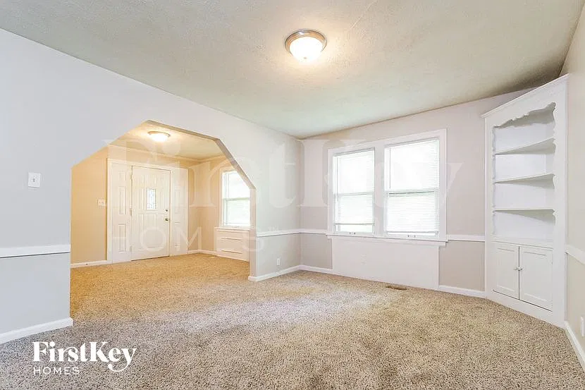 4 bed, 1.5 bath, 1958 sqft, $2,100 — Photo 2