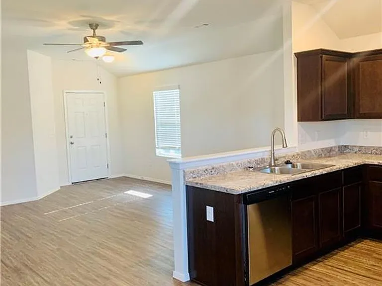 936 E Bunting St — Photo 9