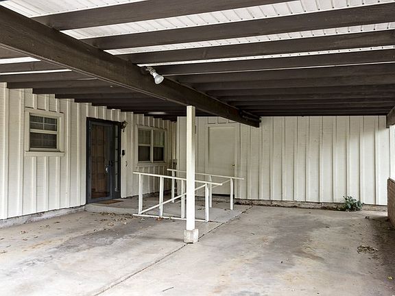2nd image of 216 NW Mimosa Ln