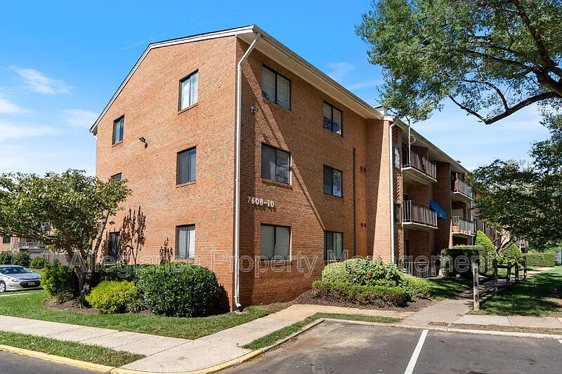 2 bed, 1.0 bath, 806 sqft, $2,000 — Photo 2
