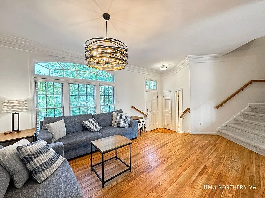 Stunning 3 Bed 2/2 Bath Brick Townhome With Deck And Patio In Scenic South Riding — Photo 4