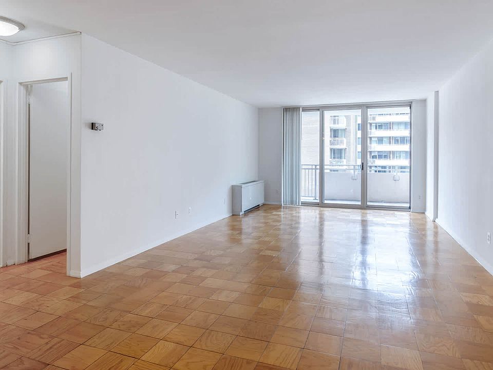 Living Room with Balcony and Parquet Flooring