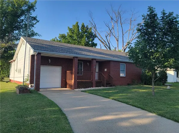 401 E Twyman St, El Dorado Springs, MO 64744