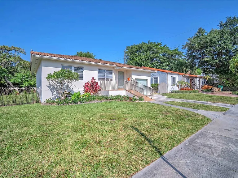 2420 SW 21st Ave — Photo 2
