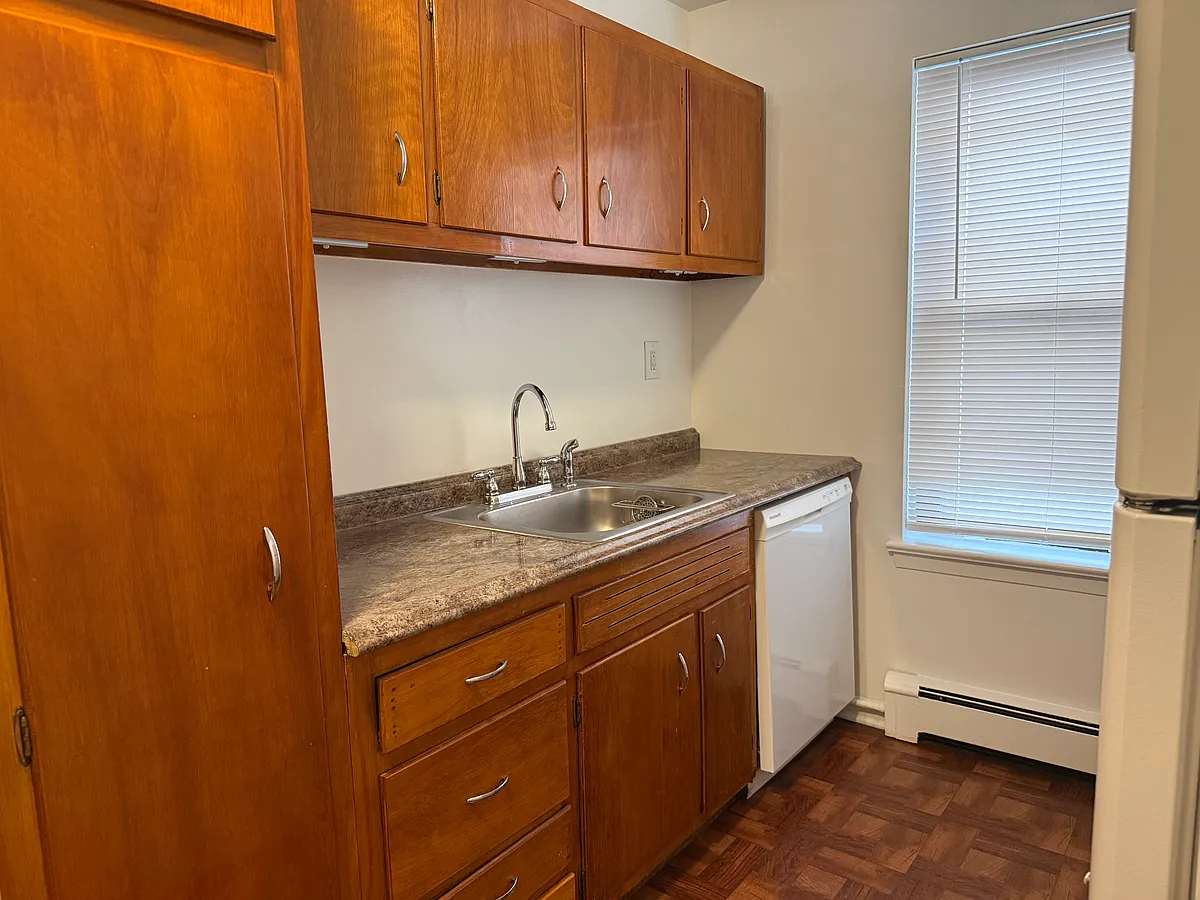 Building Photo - 16 Roosevelt Pl #C2