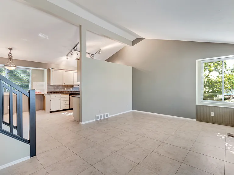 582 E Meadow Hill Dr — Photo 3