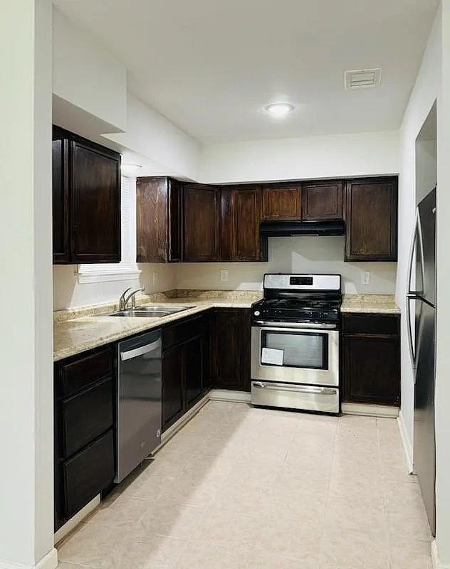 3 bed, 1.5 bath, 1390 sqft, $1,800 — Photo 1