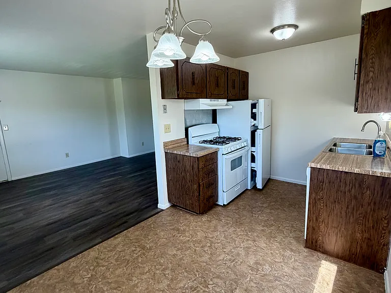 1025 Shackelford Rd — Photo 2