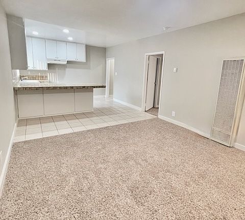 5th image of 729 E 4th St APT 1