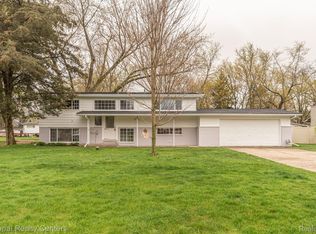 2524 N Trail Ct, Commerce Township, MI 48390