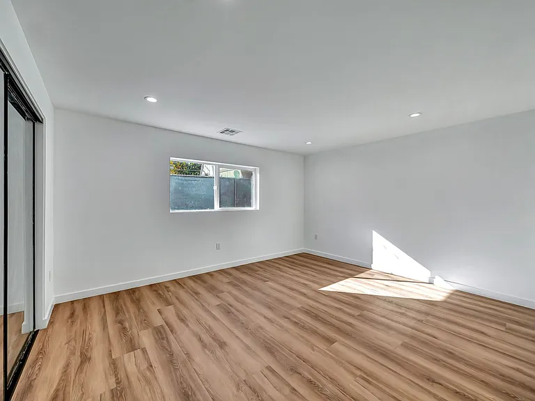 11845 Hamlin St — Photo 32