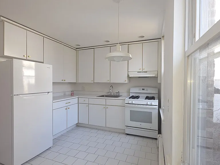 12 66th St #B2 — Photo 4