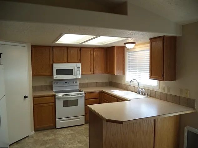609 Oxford Way — Photo 2
