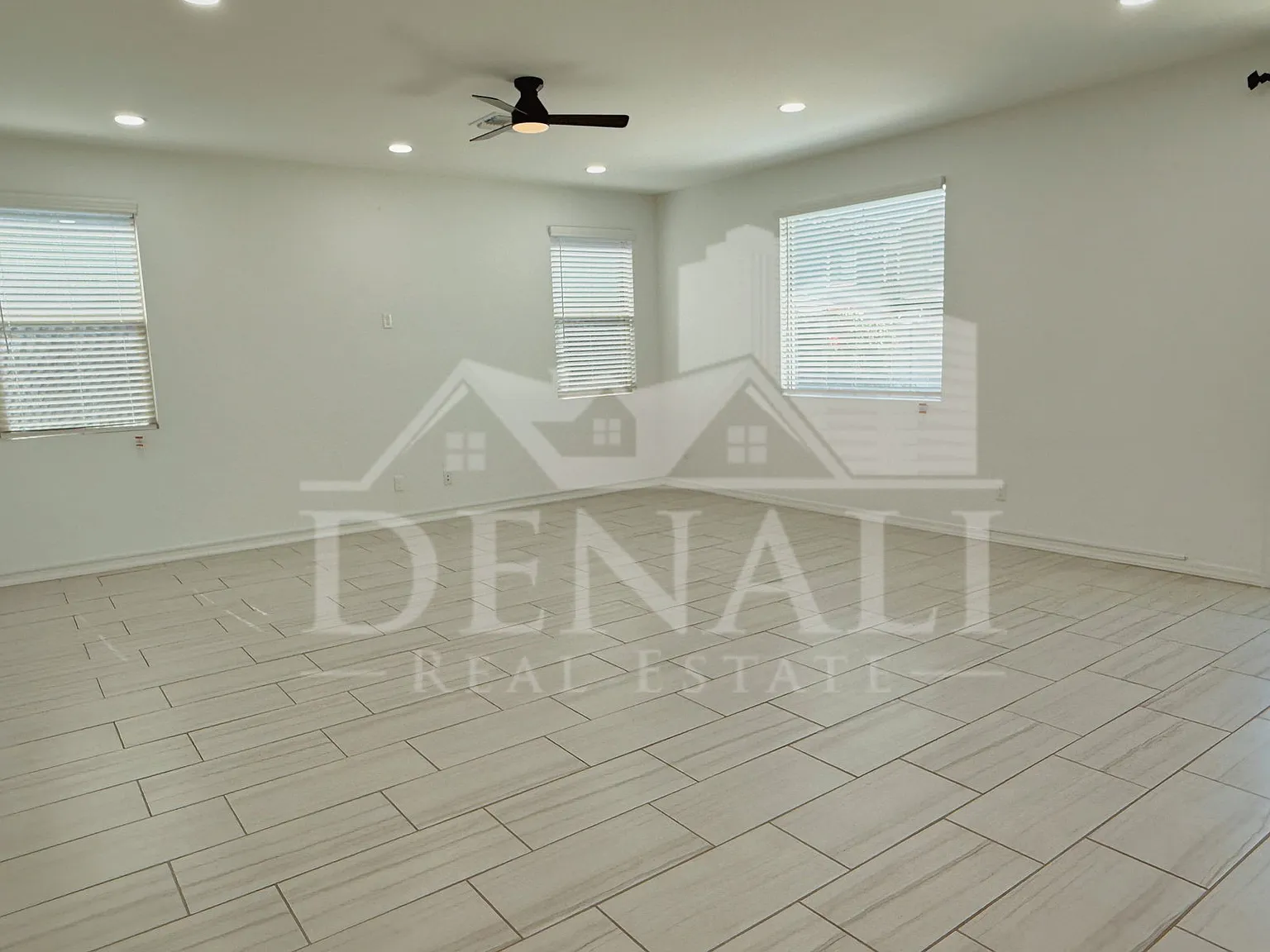 4 bed, 3.0 bath, 2403 sqft, $2,595 — Photo 3
