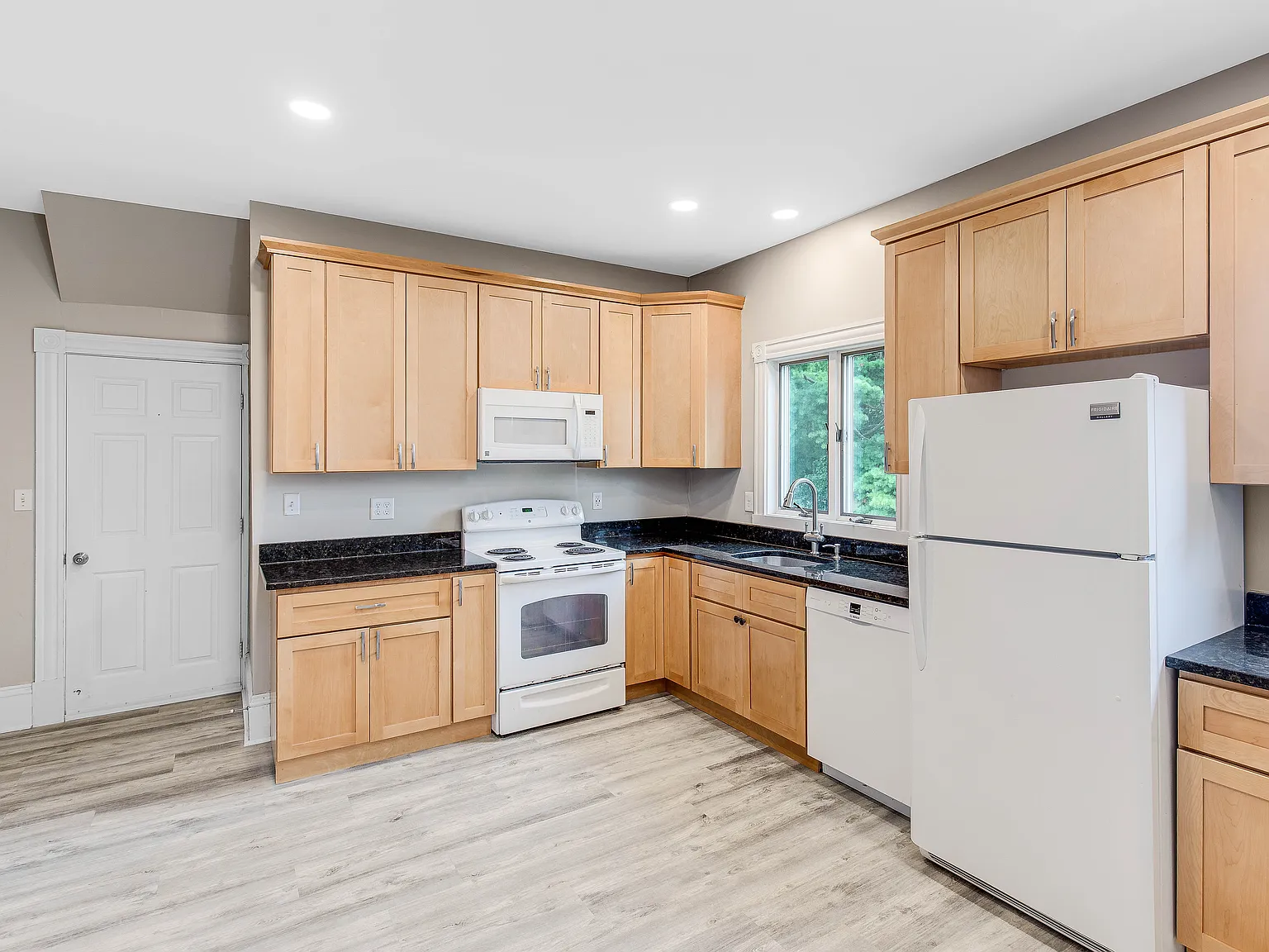 4 bed, 1325 sqft, $3,600 — Photo 2