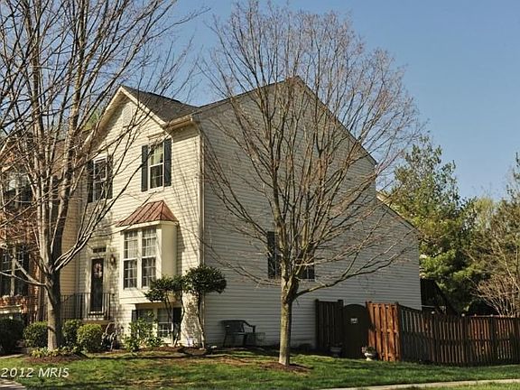 3rd image of 7700 Effingham Sq