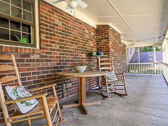 3rd image of 3815 Woodbine Cir NW