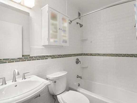 4th image of 301 E 45th St APT 20E