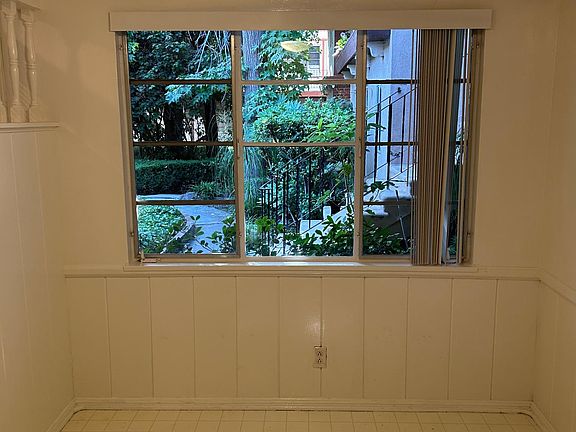 3rd image of 11960 Moorpark St APT 3