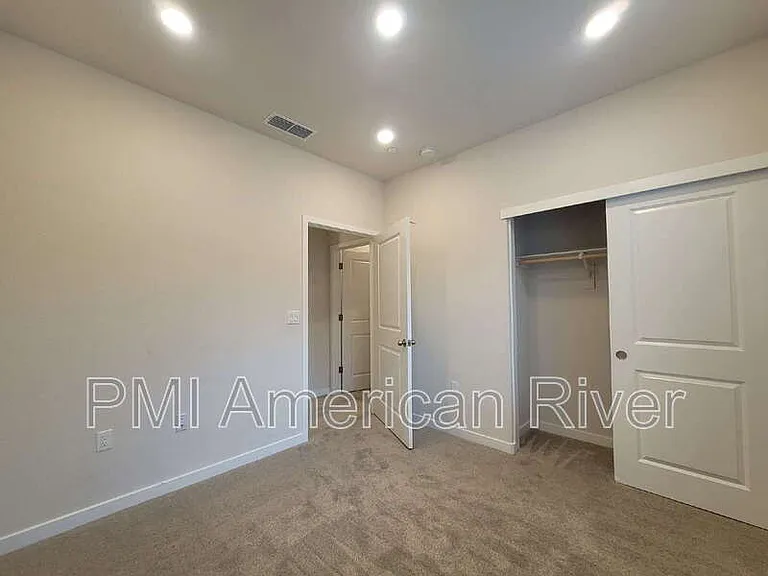 5033 Rialto Dr — Photo 12