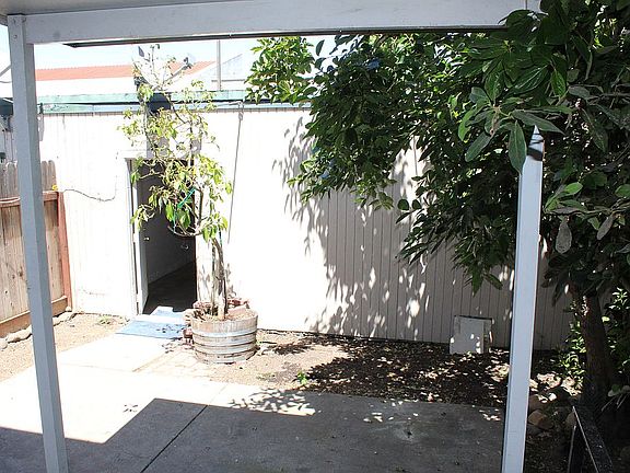 Enter to the 2-car garage