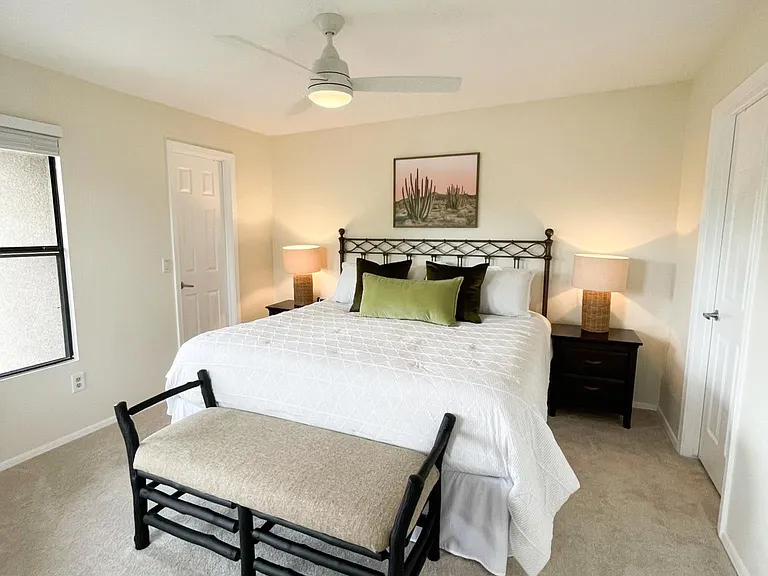 Master bedroom, Eastern king bed