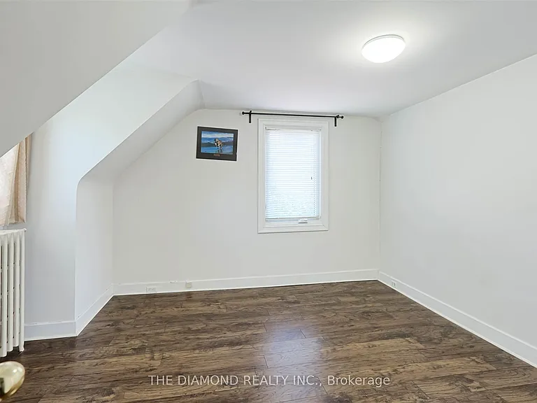 3927 Bloor St W — Photo 23