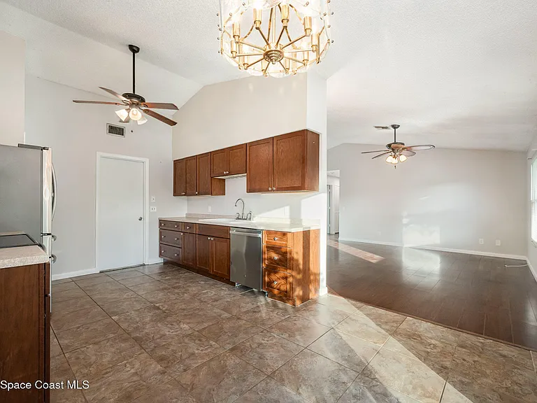 511 Biscayne Ln — Photo 7