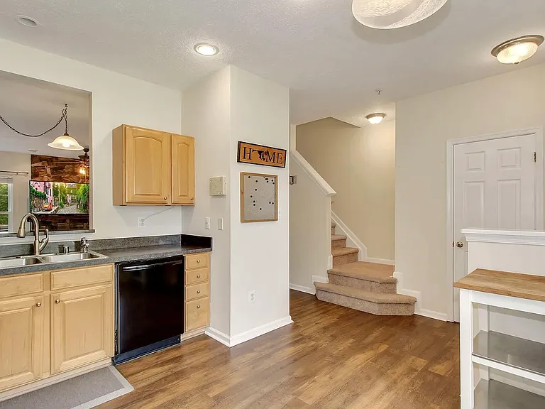 254 Seneca Ter — Photo 11