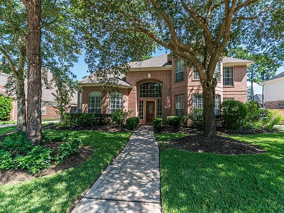 Roof replaced in 2017 on this Trendmaker home located in the Woods section.