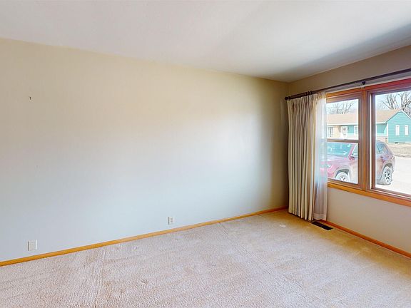 2nd image of 423 Ash St