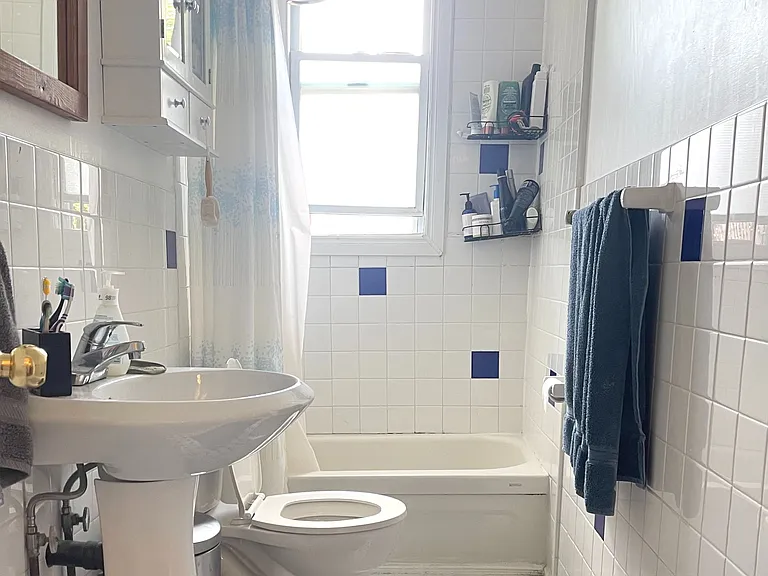 6 Givins St #UPPER — Photo 9