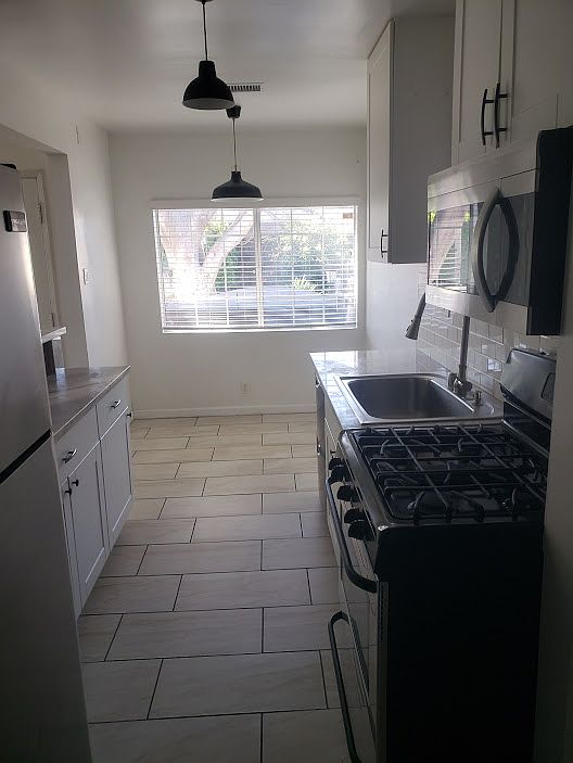 KITCHEN FACING DINETTE