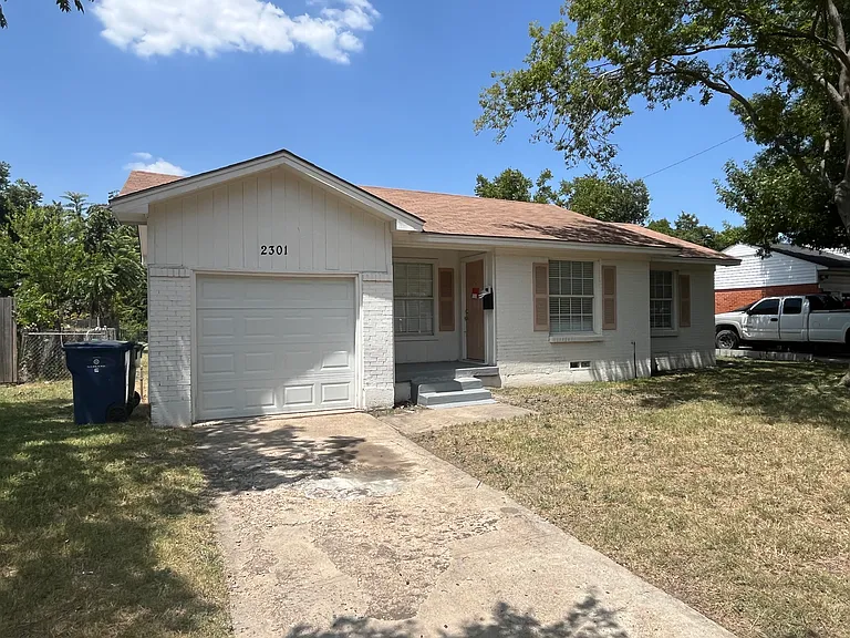 2301 Proctor St — Photo 3
