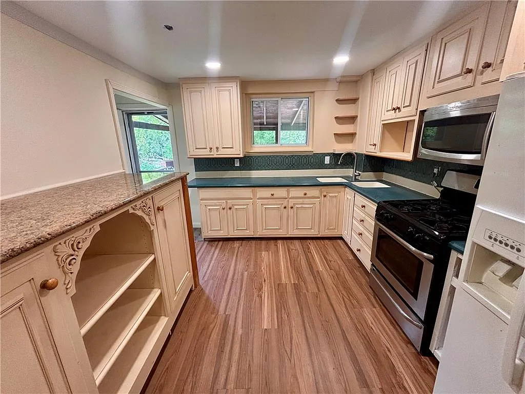 3 bed, 1.0 bath, 1292 sqft, $1,900 — Photo 4