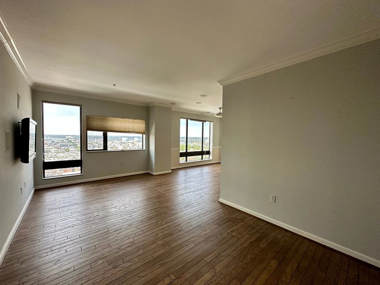 Charming 1 Bedroom/ 1.5 Bathroom Condo Unit in Inner Harbor, Baltimore, MD! — Photo 2