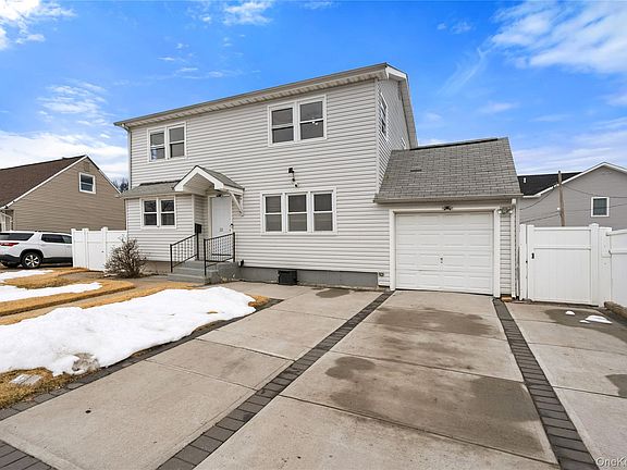 2nd image of 22 Woodcrest Road