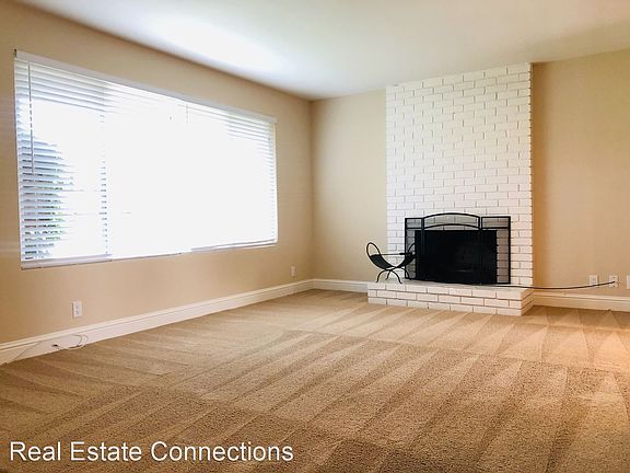 2nd image of 901 Castlewood Dr APT 1
