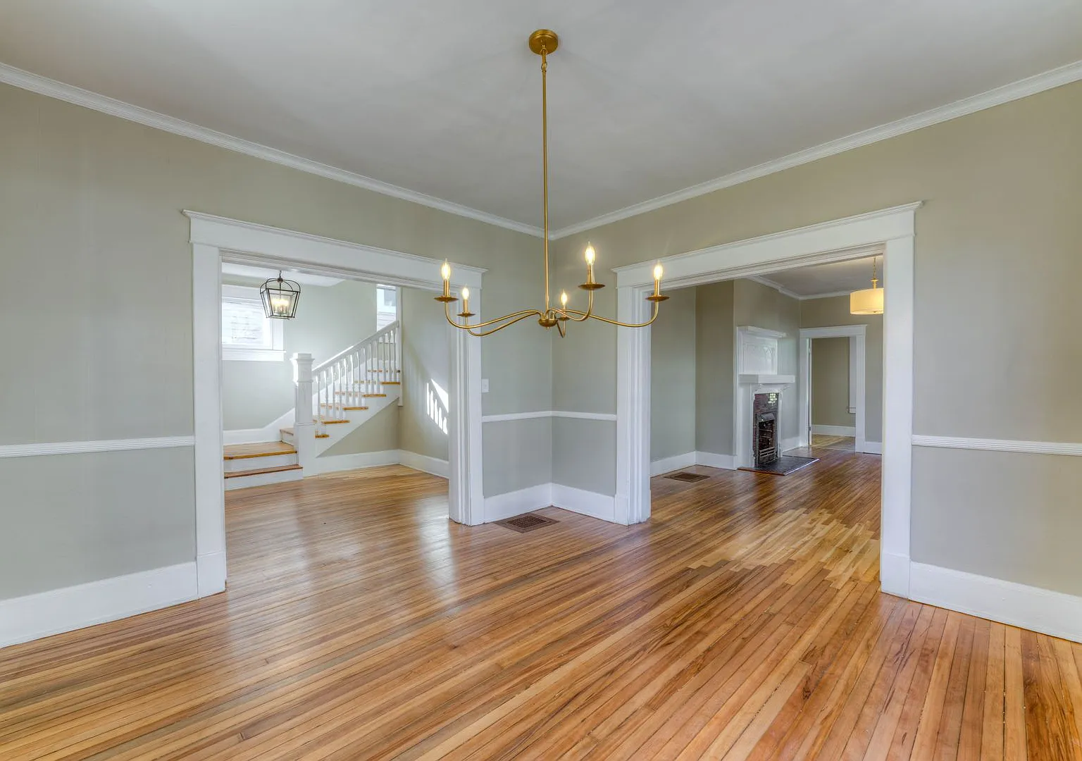 Beautiful 4-Bedroom Home with Hardwood Floors & Modern Kitchen — Photo 2