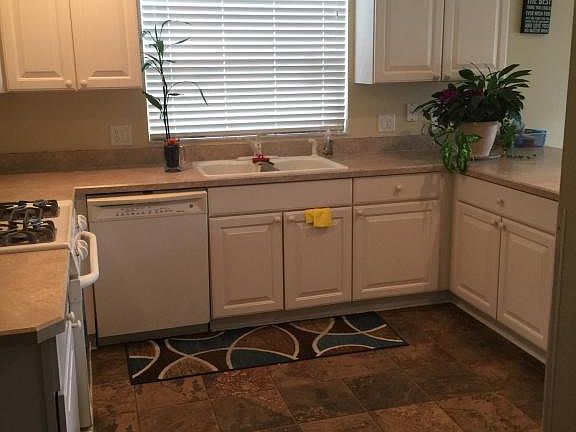 5th image of 395 Laurel Ln
