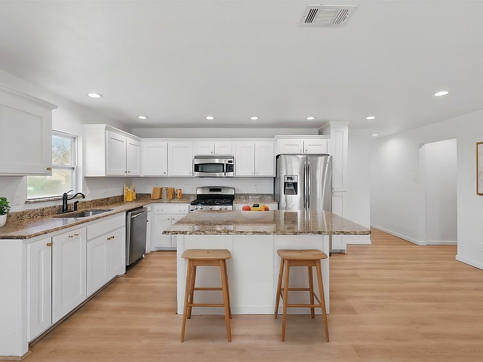 1st image of 607 W Elm St