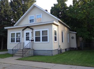 15 Cottage Row, Marinette, WI 54143