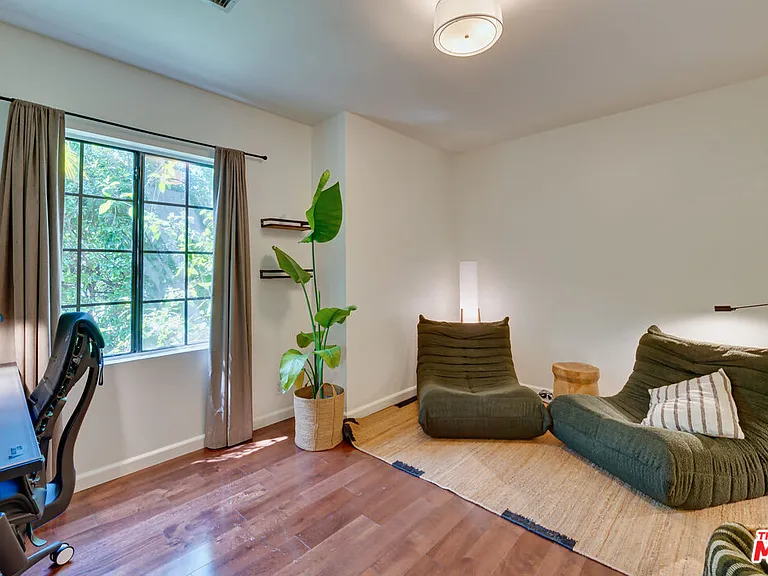 1902 Granville Ave — Photo 36