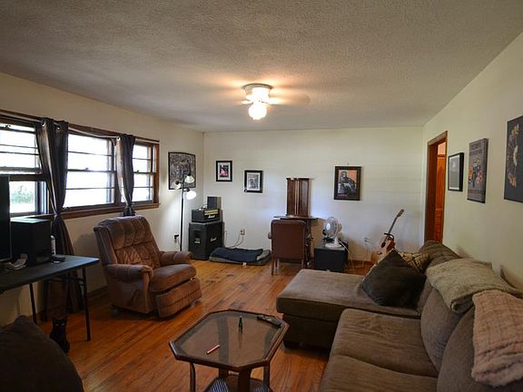 3rd image of 107 E Laharpe St