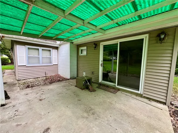 509 Lakeshore Dr, Oakland, IL 61943