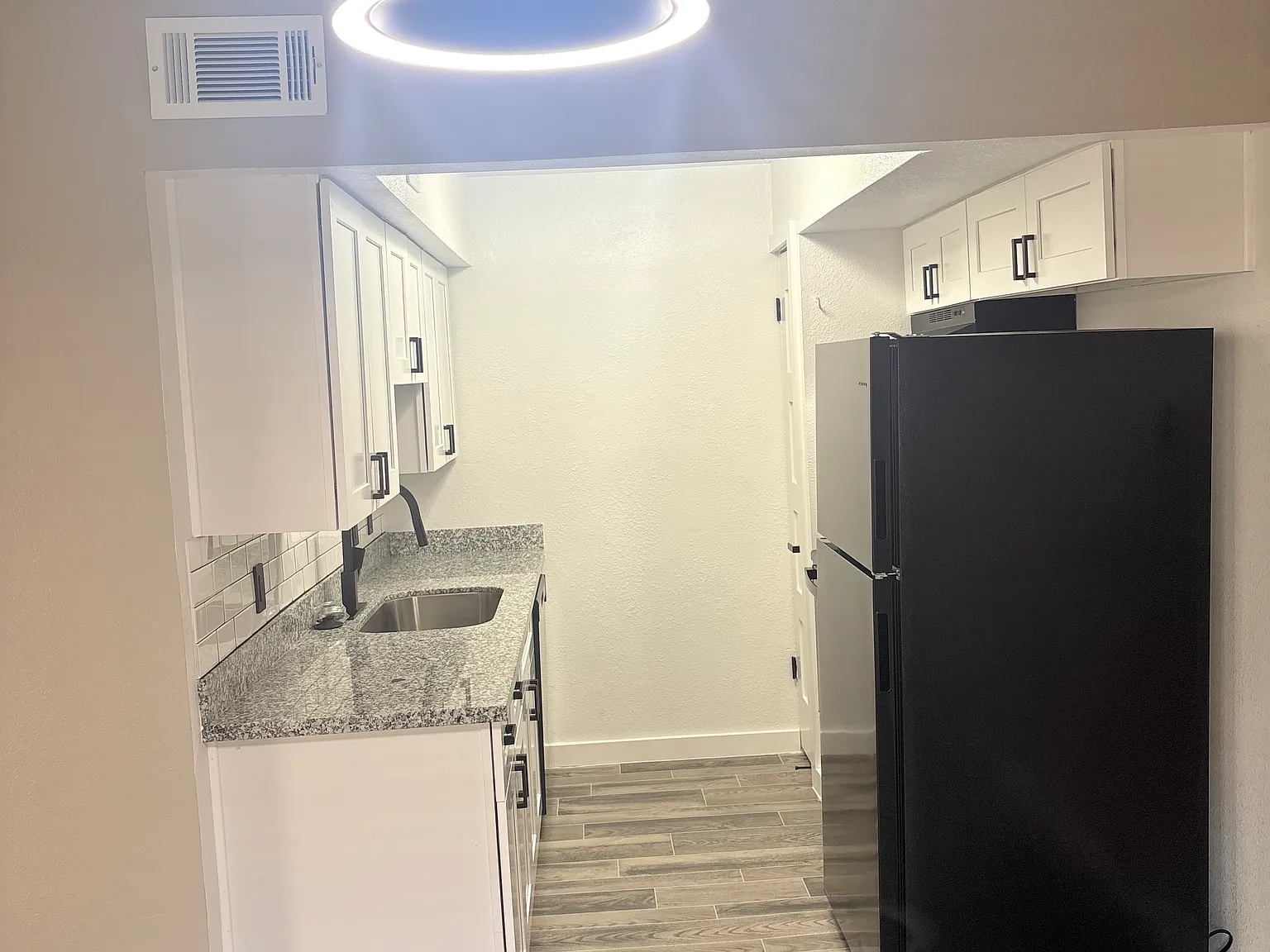 Bateswood Manor Apartments — Photo 3