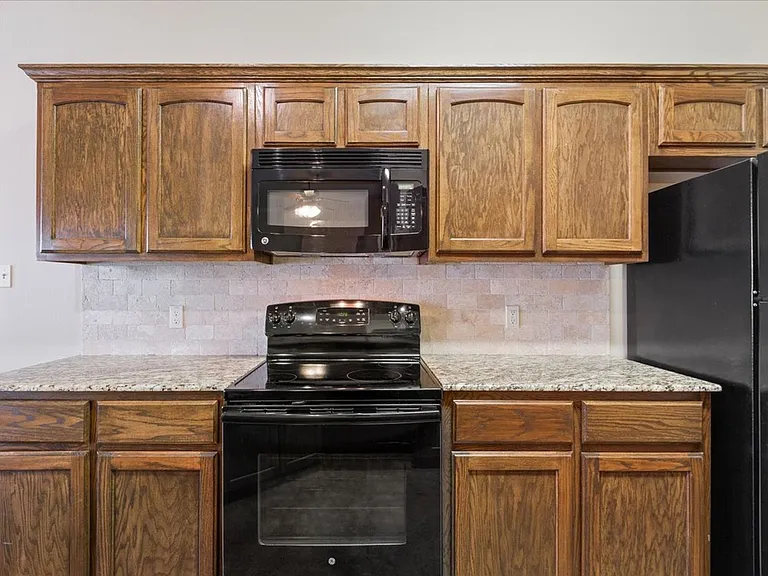 621 Monticello Cir — Photo 14