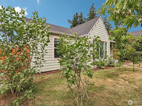 3rd image of 304 W 32nd Street